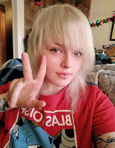 poofychanfree sexy model image