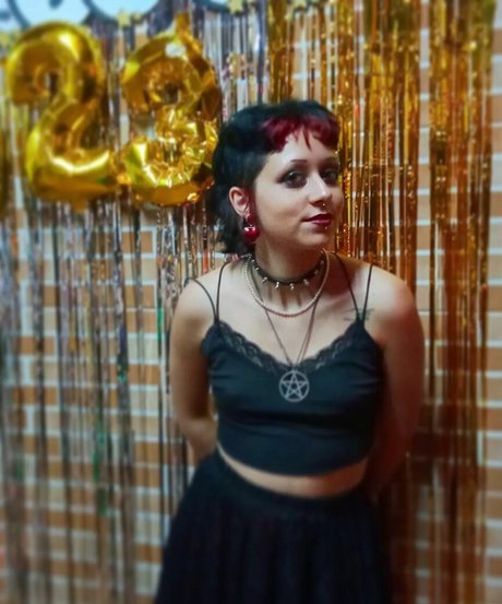 eating onlyfans top image