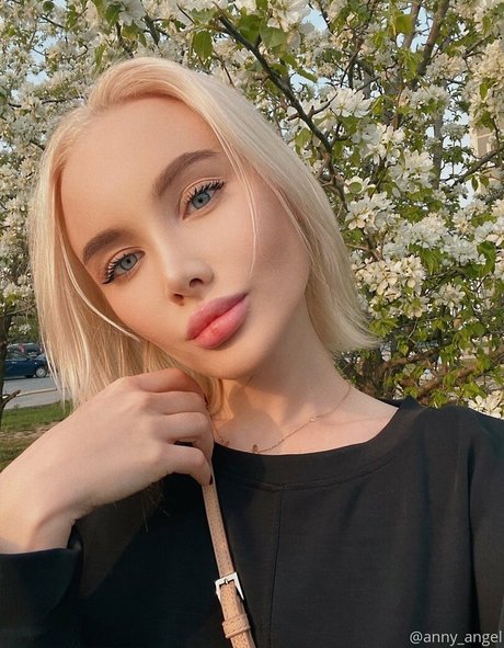 Anny angel model top picture