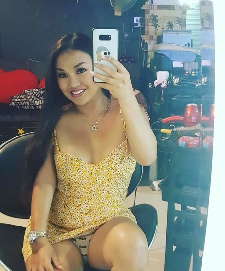 amyamorevip exclusive model images