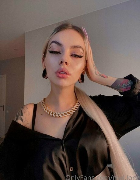 mal lory model exclusive photo