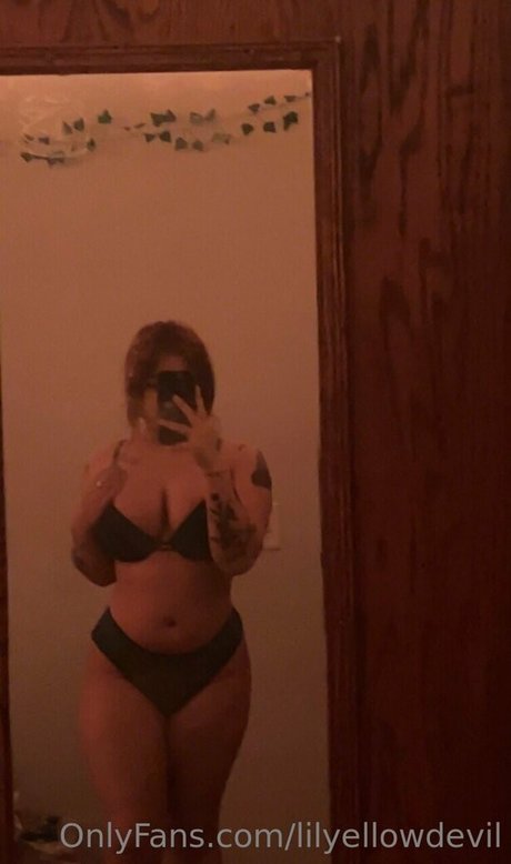 Lilyellowdevil model pornographic pic
