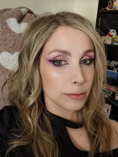 busty mom onlyfans nude picture