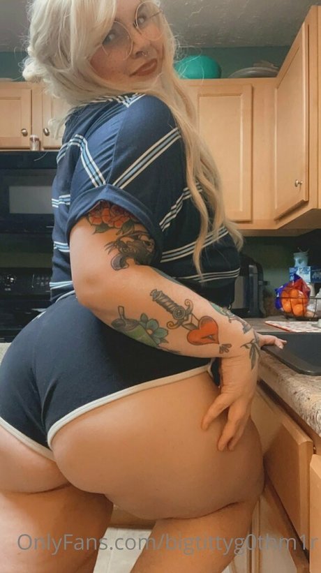 bigtittyg0thm1r pornstar pretty galleries