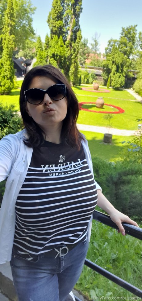 Busty Ema free model picture