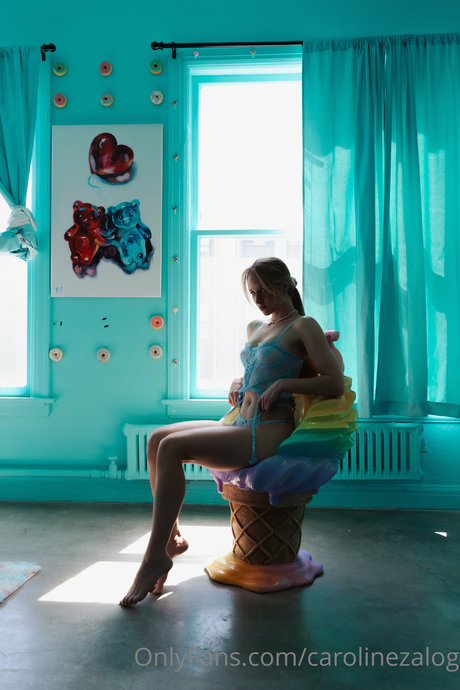 Caroline Zalog model free photos