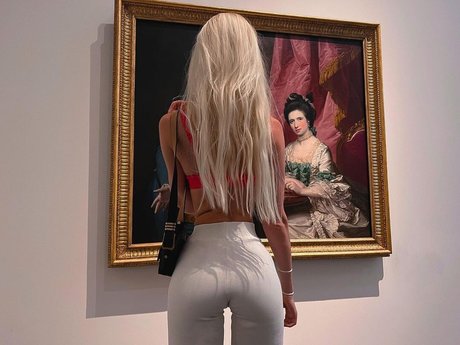 Jull Dolly erotic model pics