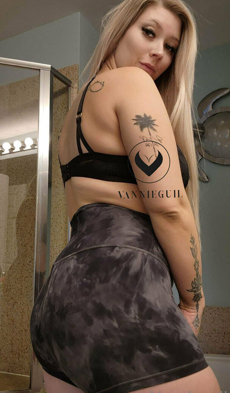 Vannieguil nude model gallery