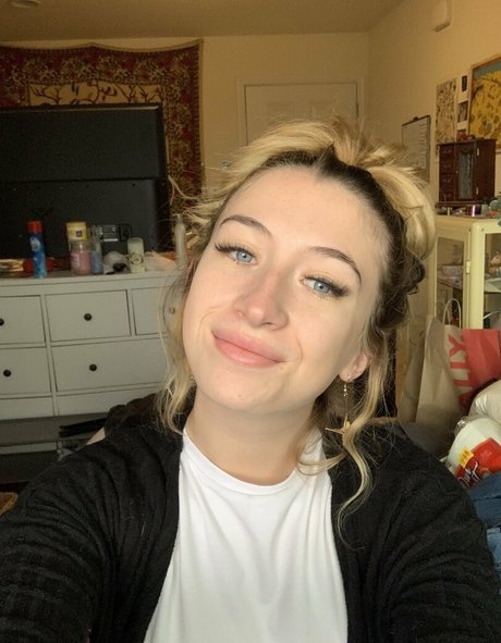 Pr33tyhoney adult model images