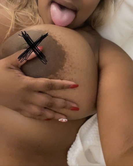 billiondollarboobs art model img