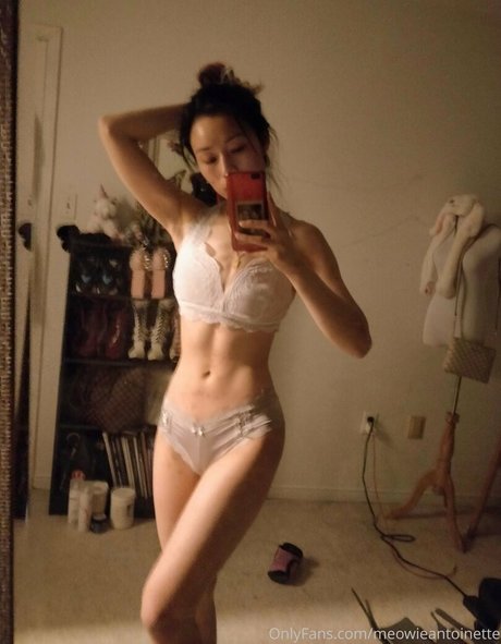 Meowieantoinette porn model pic