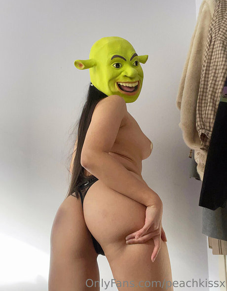 Peachkissx sexy pornstar pics