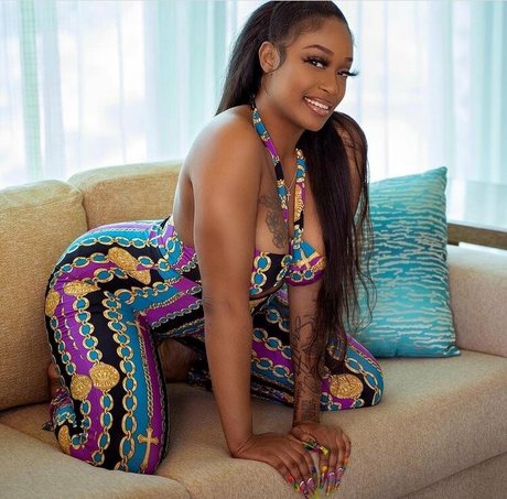 Vvs Diamond model nude pic