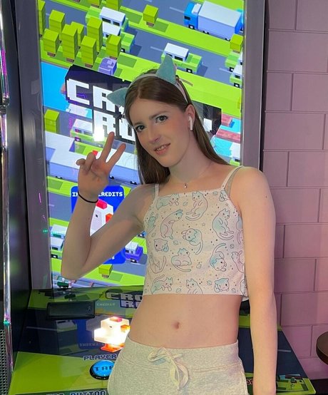 lilhyper model nude photo