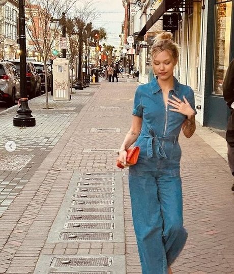 Grace VanderWaal model nude images