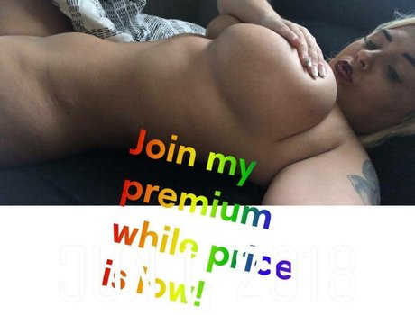 Tiffany White naked model pic