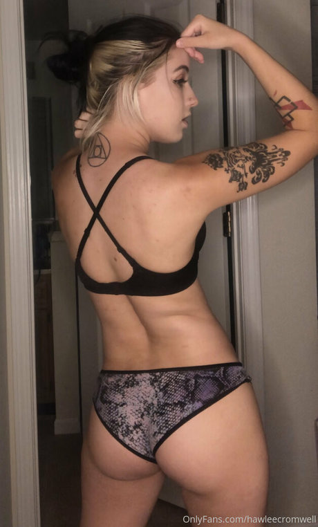 Hawlee Cromwell naked star photo