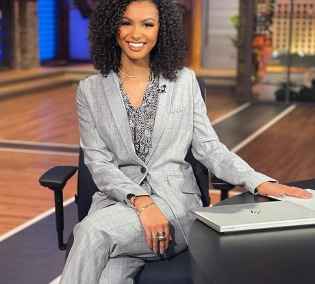 Malika Andrews nude model pics