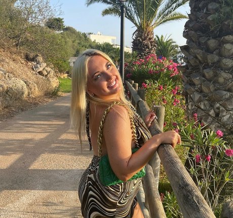 Olivia D art star img