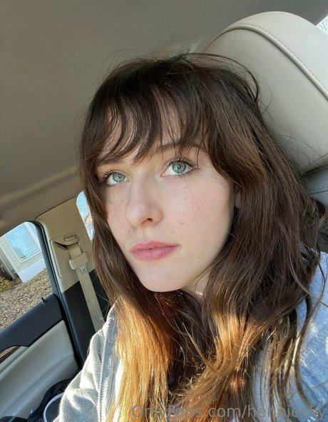 henniesky erotic model pic