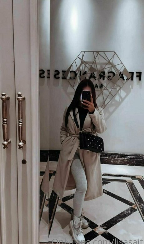 lisasait pornstar naked pic