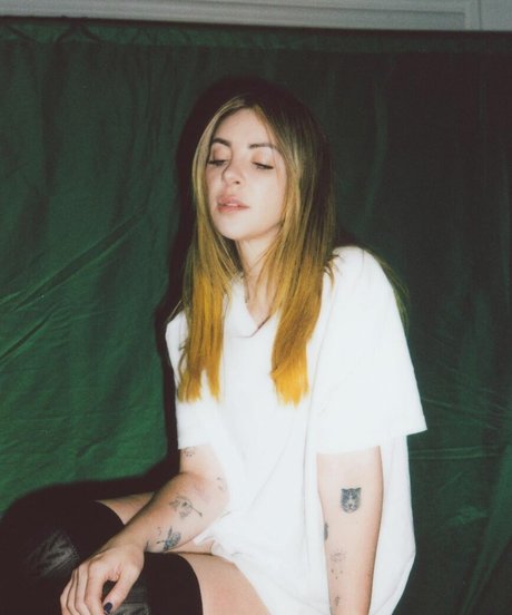 Alison Wonderland pornographic model photos