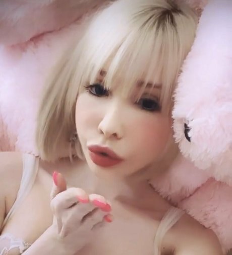 sarinavalentina sexy actress pic