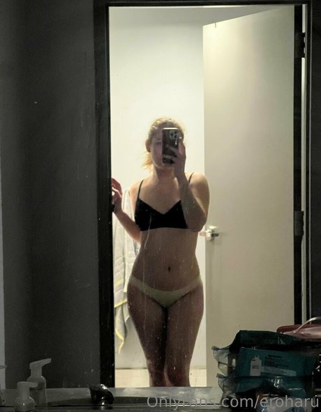 eroharu naked model gallery