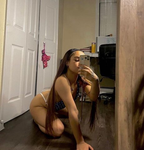 kindlykileyy erotic model picture