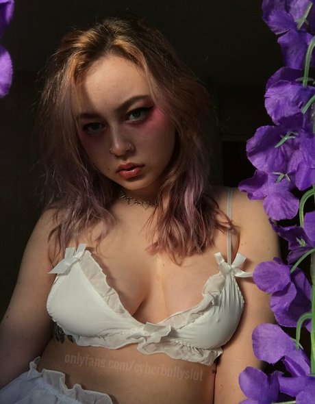 cyberbullyslut pornstar nude pic