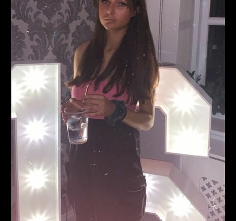 Emizzillo model hot photo