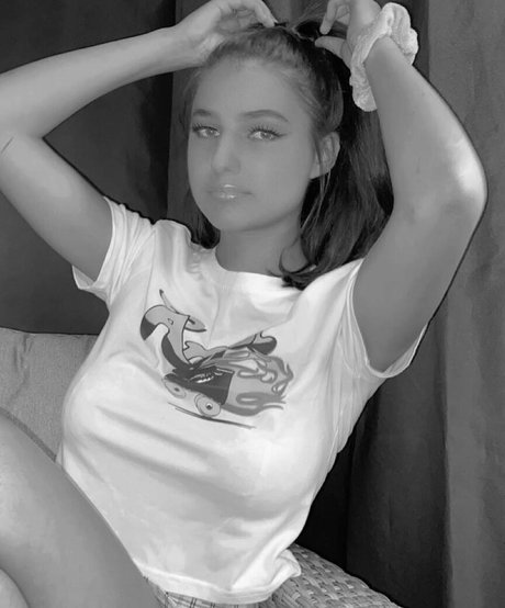 Emizzillo xxx model images