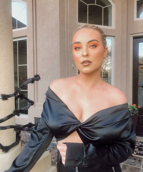 Caroline Wall best star photos