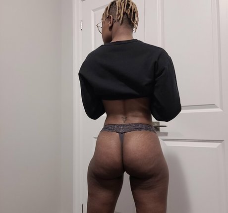 deedeebee96 xxx star image