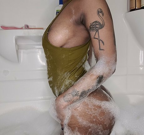 deedeebee96 hot star photo