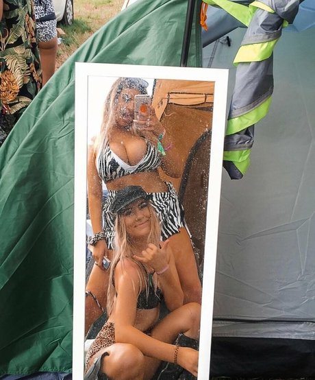 Chloe C naked model pic