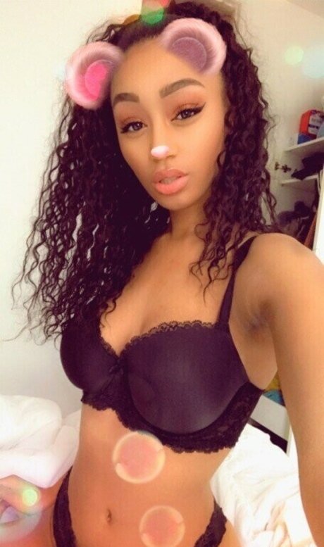 Nia Simone model top img