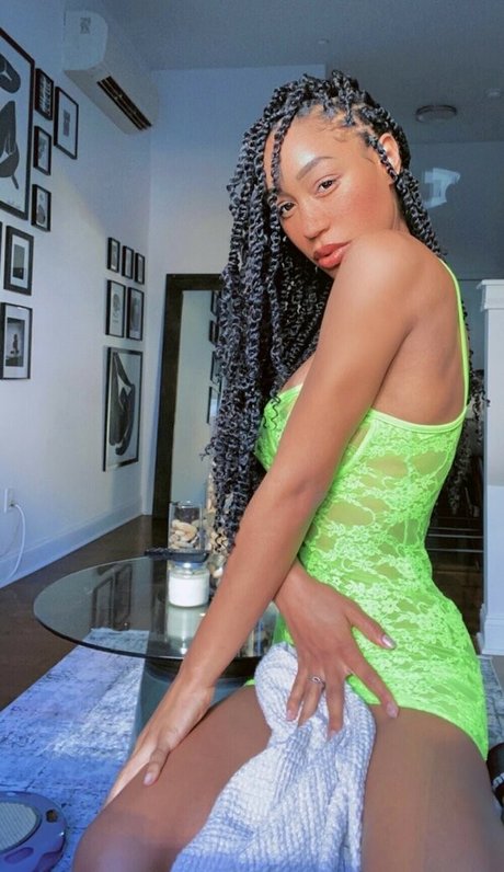 Nia Simone art star img