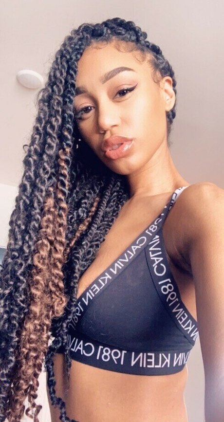 Nia Simone naked model img