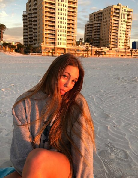 Makenna Adams adult model img