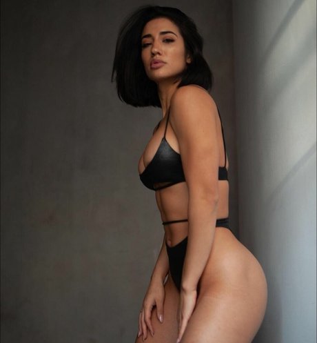 Alicia Arrietta beautiful model img