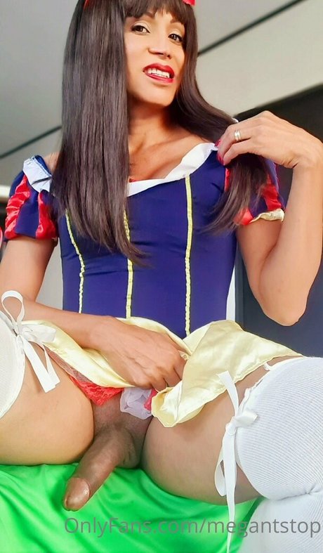 megantstop model naked picture