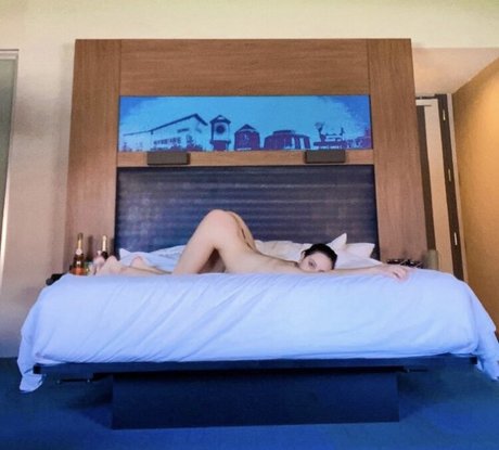 Taylor Weeks naked model pictures