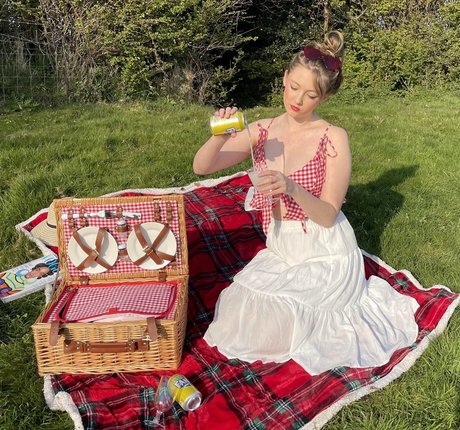 Amber Farndon nice actress pics