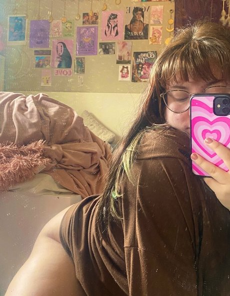 Holyhollyphoebe model perfect pics