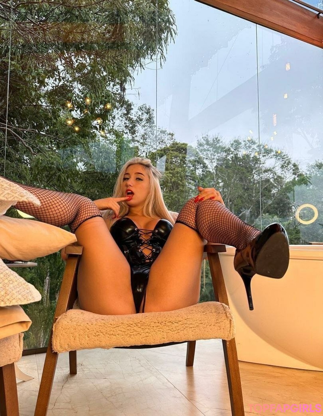 Isadora Vale Dezoitou sexy actress archive