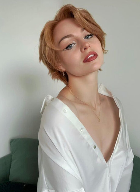 KallMeKris sexy model img