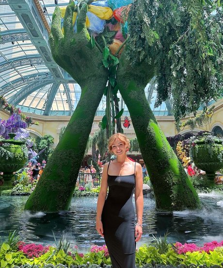 KallMeKris sexy model images