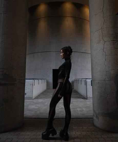 Karen Fukuhara nude model pictures