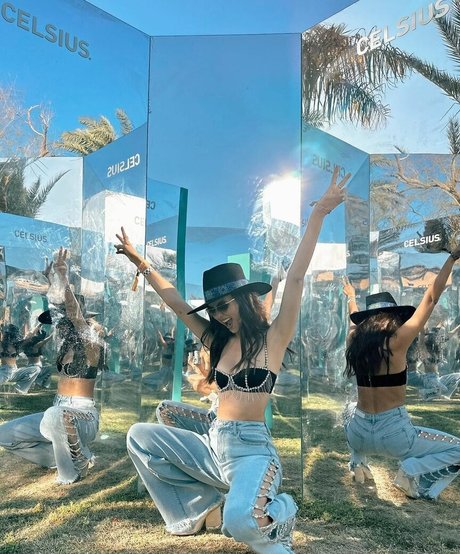 curvy girl onlyfans pornographic picture